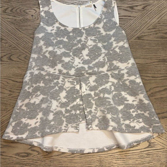 EUC *AKEMI + KIN* Anthropologie Gray White Scuba Lace Peplum Floral Tank Top L - Picture 2 of 8